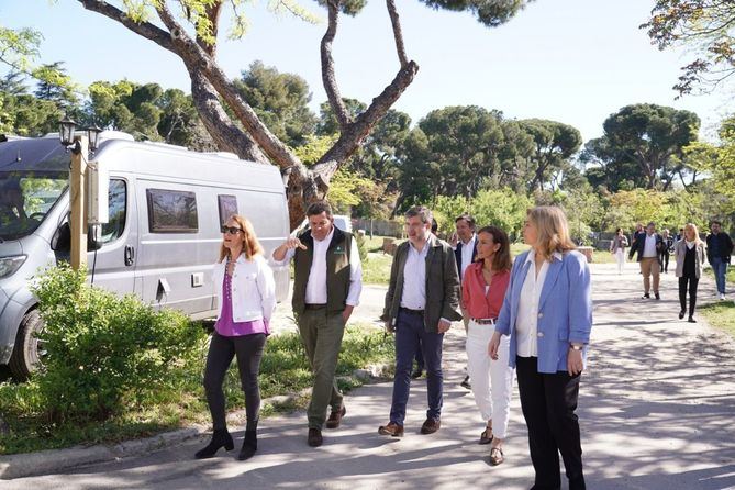 Además de espacio para autocaravanas y tiendas de campaña, cuenta con bungalós y otros tipos de alojamientos y dispone de servicios como lavandería, wifi o una pequeña tienda con productos de primera necesidad.