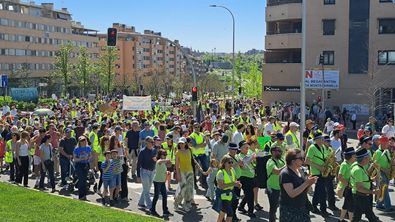 La protesta, convocada por la Asociación Vecinal de Montecarmelo y la Plataforma No al Cantón de Montecarmelo, ha contado con la presencia de el secretario general del PSOE-M, Juan Lobato; la portavoz de este partido en el Ayuntamiento, Reyes Maroto; el portavoz adjunto de Más Madrid en el Ayuntamiento, Eduardo Fernández Rubiño, y el portavoz de Vox en el Ayuntamiento, Ortega Smith.