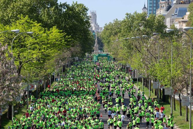 La prueba, que este año ha batido el récord de participantes, con más de 23.000 asistentes, ha contado con dos circuitos, con salidas independientes, además de carreras infantiles y de un espacio de actividades familiares en la plaza de Colón