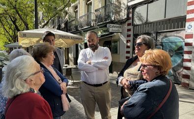 El concejal del distrito de Centro, Carlos Segura, ha visitado el mural que estas cinco mujeres –Mabel González, Guadalupe López-Hazas, Conchita Mesa, Carmen Raya y Pilar Raya– han realizado con ocasión de la nueva edición del festival en el exterior de la Cafetería Amanda –Argumosa, 31–. 