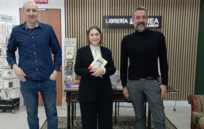 La delegada ha adquirido un libro y ha conversado sobre la importancia de las librerías con el dueño de Áurea Clásicos, Julio Romero, y el director del Gremio de Librerías de Madrid, Pablo Bonet.