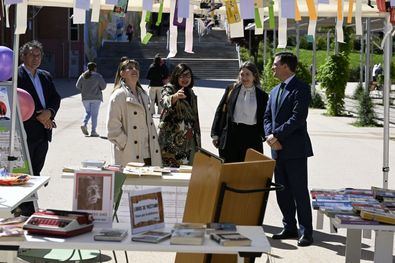 Cientos de libros 'liberados', en el parque de la Vaguada