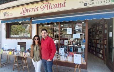 La concejala de Tetuán, Paula Gómez-Angulo, ha visitado cuatro librerías del distrito que participaron en la iniciativa 'Libros a la calle de Tetuán', con el objetivo de promover la lectura y animar a los libreros a sacar sus libros a la calle. 