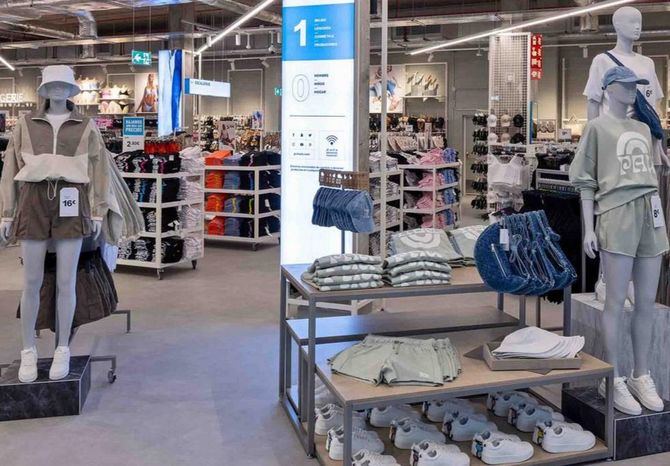 Primark está comprometida a ofrecer ropa más sostenible a precios asequibles para todos. El 55% de la ropa de Primark ya se fabrica con materiales reciclados o de origen más sostenible, y la compañía se ha comprometido a alcanzar el 100% para 2030.