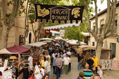 Un desfile militar, visitas guiadas y visitas teatralizadas en la ciudad romana y también en la Casa de Hippolytus que celebra el 25 aniversario de su apertura, un mercado romano lleno de actividad y sorpresas y con un gran Circus Maximus que volverá a ofrecer espectáculos inolvidables.