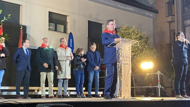 El concejal del distrito de Fuencarral-El Pardo, José Antonio Martínez Páramo, participó este miércoles en el comienzo oficial de las fiestas y en el pregón, ofrecido por Mamen Crespo, periodista vinculada al distrito.