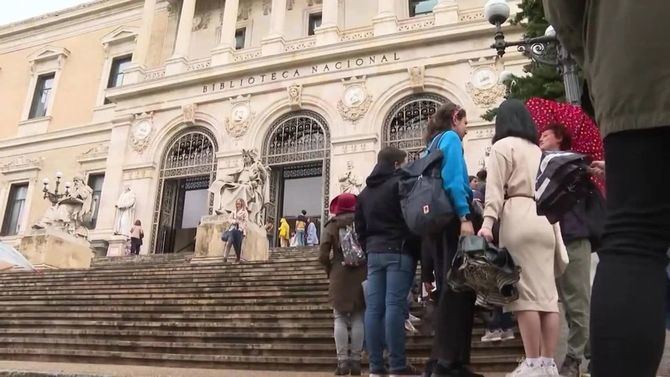 Trabajadores y expertos de la institución recibirán y guiarán a los visitantes por el edificio, en un recorrido que pasará por algunas de las salas de lectura, así como por otros espacios que habitualmente están restringidos al público.