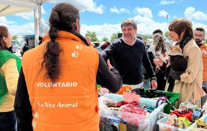 El concejal del Distrito de Barajas, Juan Peña, durante su visita por los puestos informativos de las asociaciones protectoras participantes en la jornada.