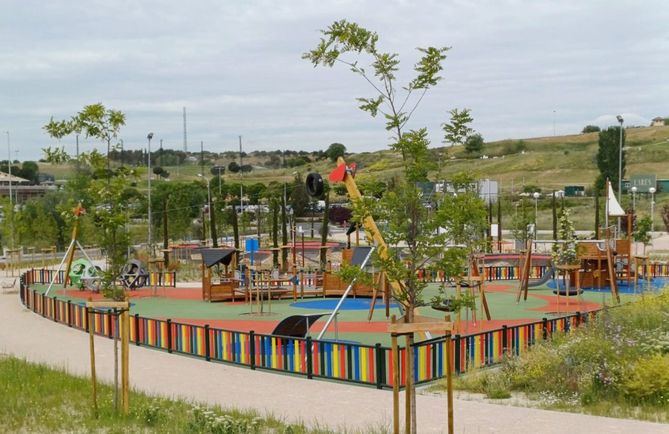 El espacio se ubica entre la glorieta de Irene Gutiérrez Caba y la calle del Arroyo del Monte y se ha renaturalizado con la plantación de 276 árboles y 11.206 ejemplares arbustivos.