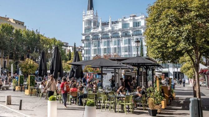 El Pleno ordinario de abril del Ayuntamiento de Madrid que se celebra este martes debatirá sobre la paralización de la ordenanza de terrazas y la escalada de precios de la vivienda, entre otros asuntos.