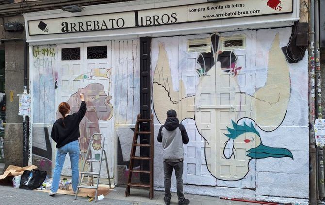 Más de un centenar de artistas han llevado sus creaciones a otros tantos espacios cedidos por comerciantes, vecinos y asociaciones en el popularmente conocido como barrio de Malasaña.