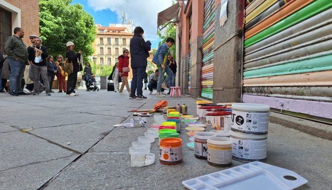 Carlos Segura, concejal del distrito de Centro, ha visitado este domingo a los artistas que estaban terminando sus creaciones en la plaza del Dos de Mayo.