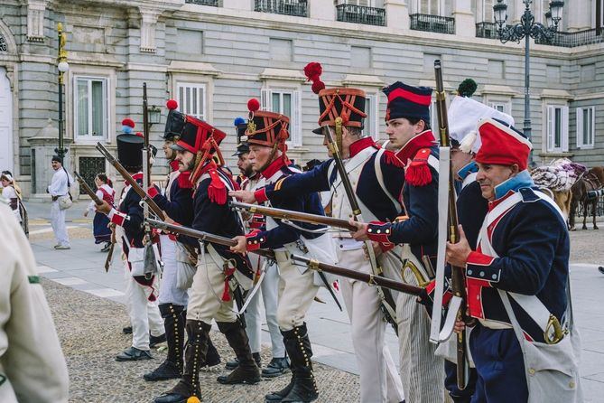 El sonido de los cañones y fusiles retumbarán a las puertas del Palacio Real de Madrid, acompañado del rugido '¡Muerte al francés!, ¡Muerte a Napoleón!' contra el invasor.