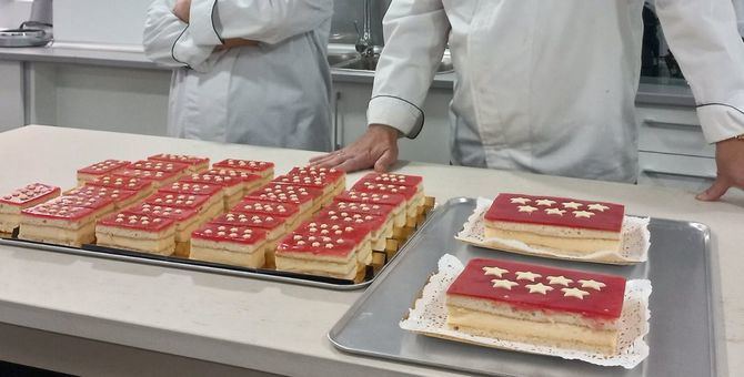 Se trata de un bizcocho en varias capas, con crema diplomática y sabor a naranja. El postre reproduce la imagen de la bandera autonómica madrileña.