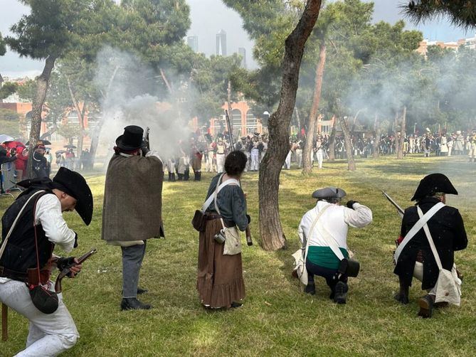 En torno a 200 recreadores y figurantes, así como voluntarios, han recreado este miércoles en Fuencarral-El Pardo uno de los episodios más importantes de la historia madrileña: la sublevación popular contra la ocupación francesa y el ejército de Napoleón en mayo de 1808.