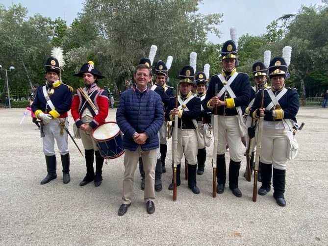 Organizada por la asociación histórico-cultural Voluntarios de Madrid 1808-1814, en colaboración con la Junta Municipal de Fuencarral-El Pardo. En la imagen, el concejal del distrito, José Antonio Martínez Páramo, junto a un grupo de soldados.