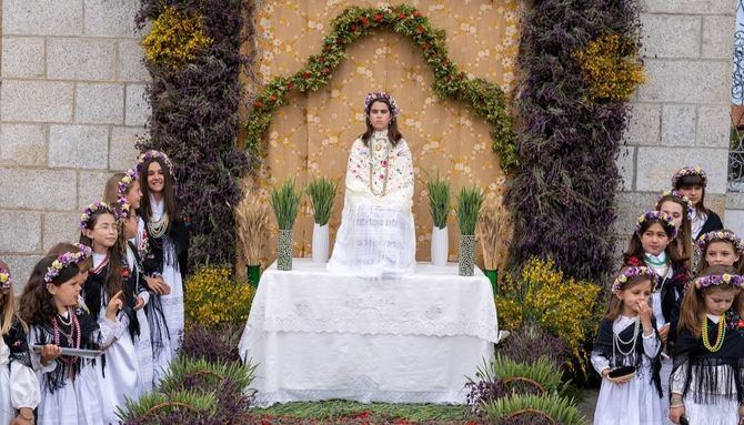 La Fiesta de La Maya se celebra cada 2 de mayo y gira en torno a las niñas y las flores. Las niñas participantes representan la futura fertilidad y la puesta en escena, mediante altares de flores, rinde culto a la naturaleza en este momento del año.