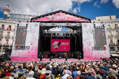 El consejero de Cultura, Turismo y Deporte de la Comunidad de Madrid, Mariano de Paco Serrano, ha asistido este miércoles al concierto de zarzuelas que la Fundación Orquesta y Coro regional (ORCAM) ha ofrecido en la Puerta del Sol para conmemorar el Dos de Mayo, Día de la región.