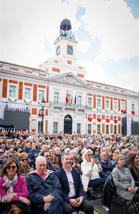 Las diferentes actuaciones gratuitas en Sol han concentrado a un gran número de asistentes.