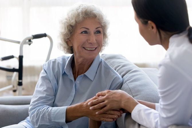 El área de Logopedia trabaja de manera multidisciplinar con médicos de familia, psiquiatras, fisioterapeutas, personal de enfermería, etc. para un diagnóstico y un tratamiento personalizado. La Unidad atiende a todo tipo de pacientes que puedan necesitar de un servicio de Logopedia.