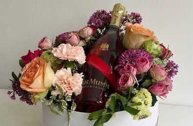 Celebra el Día de la Madre con un regalo especial: un ramo de flores y una botella de champagne GH.Mumm Grand Cordon Rosé.