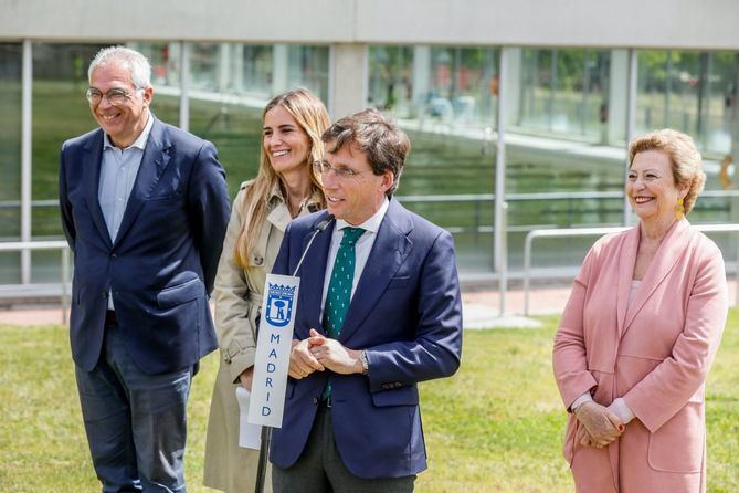 Almeida ha presentado las novedades de la próxima temporada de verano en el Centro Deportivo Municipal Francisco Fernández Ochoa, acompañado por la delegada de Obras y Equipamientos, Paloma García Romero; la concejala delegada de Deporte, Sonia Cea y el concejal de Carabanchel, Carlos Izquierdo.