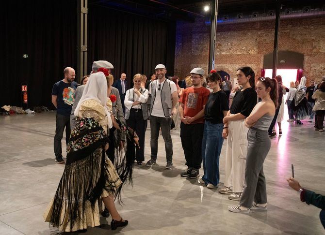 El baile y la música del chotis representan una tradición arraigada en la cultura madrileña, como ha quedado demostrado por el gran número de personas inscritas en el Taller de Chotis impartido por la Federación de Grupos Tradicionales Madrileños en Matadero Madrid, cuyas plazas se agotaron a las pocas horas de abrir las inscripciones.