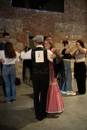 Guiadas por experimentados chulapos y chulapas expertos en el chotis, 300 personas de todas las edades han disfrutado de un taller de iniciación al ritmo más castizo.