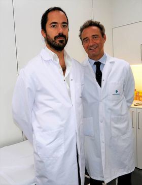 En la imagen, a la derecha, el Dr. Rafael Arroyo, jefe del Departamento de Neurología del Hospital Universitario Ruber Juan Bravo, y, a la izquierda, el Dr. Jaime González-Valcárcel, coordinador de la Unidad de Ictus.