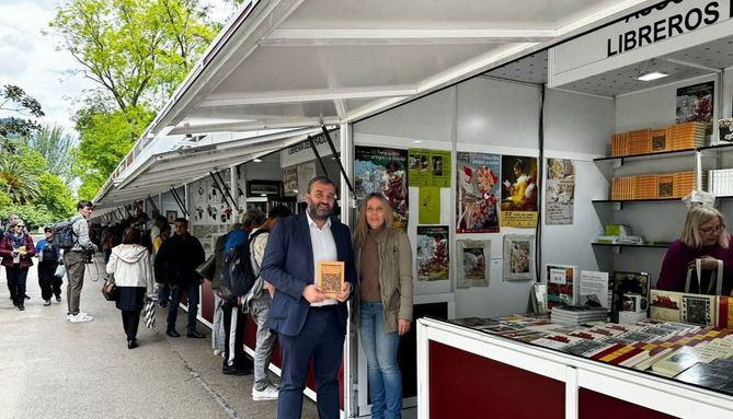 El concejal del distrito de Centro, Carlos Segura, ha tenido la oportunidad de descubrir la amplia oferta de esta 46ª edición durante su visita este lunes a la feria.