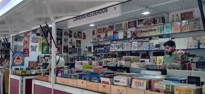 La Feria del Libro Antiguo y de Ocasión de Madrid se lleva a cabo en el paseo de Recoletos. Ofrece una amplia selección de libros de segunda mano, antiguos y descatalogados. Además, se pueden encontrar ejemplares únicos como primeras ediciones firmadas, manuscritos originales y mapas. 