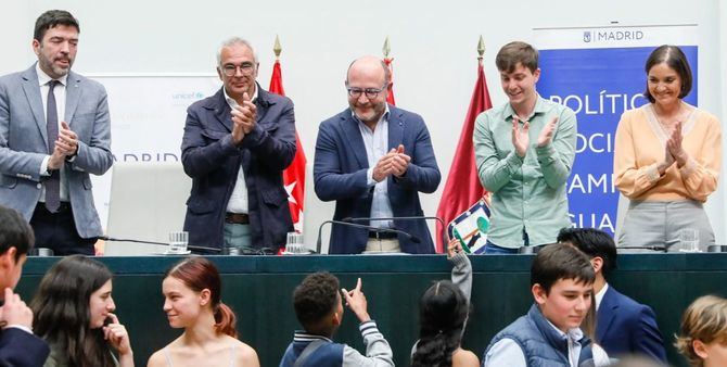 El delegado de Políticas Sociales, Familia e Igualdad, José Fernández, ha presidido la sesión plenaria, en la que los adolescentes han presentado iniciativas en los distintos bloques temáticos: medio ambiente y limpieza, educación cultura y deporte, políticas sociales e igualdad, urbanismo, obras y equipamientos y proposiciones dirigidas a la Comunidad de Madrid.