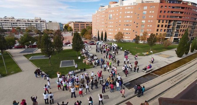 La caminata arrancará el próximo domingo, 26 de mayo, a partir de las 11.00 horas, desde la explanada situada en la calle de Antracita, próxima al parque Tierno Galván del distrito de Arganzuela, para llevar a cabo un recorrido circular. En este mismo punto, previamente, se procederá a la recepción de los inscritos y entrega de la camiseta conmemorativa. 