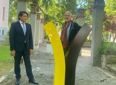 El concejal del distrito de Hortaleza, David Pérez, acompañado por el autor de las obras, el escultor Julio Galán, ha inaugurado esta muestra pionera, al aire libre, que se puede visitar en los jardines del Palacio de Villa Rosa, sede de la Junta Municipal.