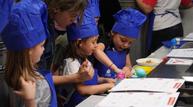 La delegada de Economía, Innovación y Hacienda, Engracia Hidalgo, y el titular de Políticas Sociales, Familia e Igualdad, José Fernández, han participado este lunes en el taller de cocina neurodivergente, realizado en la escuela de gastronomía de la Asociación de Cocineros y Reposteros de Madrid (ACYRE), con una docena menores de entre seis y 12 años.
