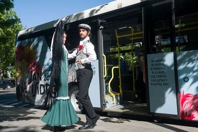 EMT Madrid ha difundido un vídeo en el que varias parejas bailan el tradicional chotis a bordo de un autobús con la Puerta de Alcalá de fondo.