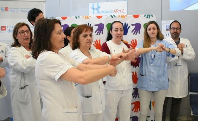 Los profesionales del Hospital Universitario de La Princesa durante la conmemoración, el pasado 6 de mayo, del Día Mundial de la Higiene de Manos con una demostración de lavado de manos colectiva en el vestíbulo principal del centro.