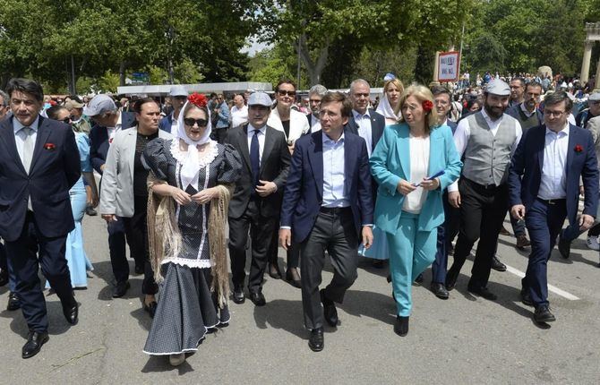 El alcalde de Madrid, José Luis Martínez-Almeida, a su llegada a la Pradera de San Isidro este miércoles, donde se ha mostrado satisfecho, porque las tres encuestas conocidas este día de San Isidro coinciden en que, de celebrarse elecciones, revalidaría la mayoría absoluta que consiguió en las elecciones municipales de mayo de 2023, cuando los populares se hicieron con 29 concejales.