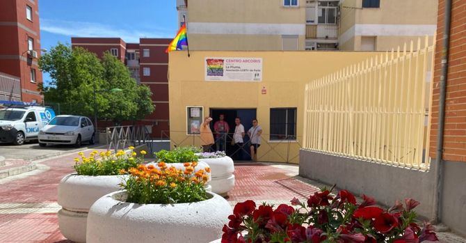 'Insultos, lanzamiento de huevos y odio' es como describen los responsables de la asociación LGTBi La Pluma del municipio de Parla las vejaciones y ataques en su sede que llevan sufriendo varias semanas.