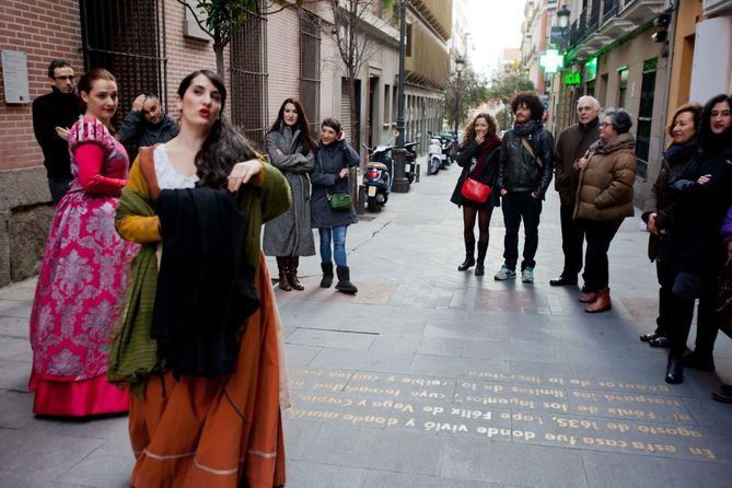 El itinerario -con guión del escritor y académico Arturo Pérez Reverte- tiene como punto de partida y final la Casa Museo Lope de Vega, donde el Fénix de los ingenios vivió hasta su muerte y pone de relieve la figura de otros escritores que convivieron en ese barrio durante una de las etapas más brillantes de la literatura española: El Siglo de Oro.
