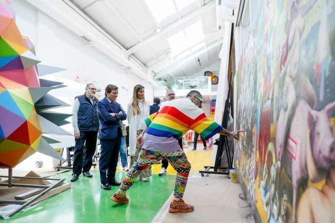 El alcalde también ha visitado hoy Factory of Dreams el espacio multidisciplinar creado en 2022 por el polifacético Okuda San Miguel para albergar estudios de artistas, experiencias divulgativas y exposiciones.