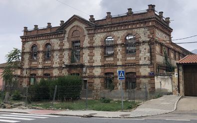 Abandonada desde hace décadas, las cubiertas de la antigua casa cuartel de la Guardia Civil en el municipio madrileño de Cadalso de los Vidrios se han hundido por completo. 