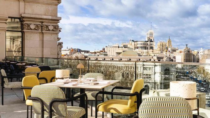 Este restaurante terraza, sito en la sede del Ayuntamiento de Madrid y regentado, actualmente, por el Grupo Azotea, ofrece un elegante local con magníficas vistas de la plaza de Cibeles, la calle de Alcalá y los paseos del Prado y Recoletos desde su terraza (abierta en época estival), a una altura de 70 metros.