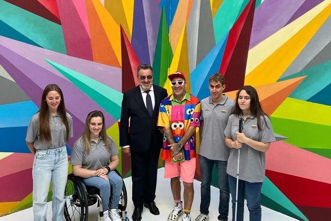 El Comité Paralímpico Español ha recibido dos adaptaciones de la obra 'Estrella del Kaos' del artista urbano Óscar 'Okuda' San Miguel para promocionar al equipo paralímpico español en los Juegos de París. Al evento han acudido los deportistas paralímpicos Sara Revuelta (baloncesto en silla), María Manzanero (judo), Jose Cantero (natación) y Andrea Miguélez (triatlón)