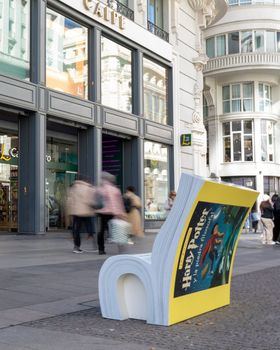 En Gran Vía, 29, frente a la Casa del Libro, la magia brilla con una de las obras de la saga de Harry Potter de la escritora británica J.K. Rowling. 