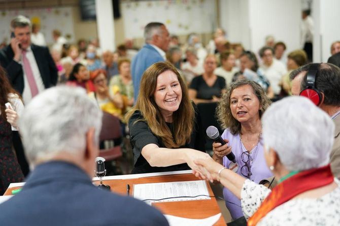 La consejera de Familia, Juventud y Asuntos Sociales, Ana Dávila, ha recorrido sus instalaciones y asistido a la exposición de varios trabajos presentados por sus autores que simulaban ser unos auténticos locutores.