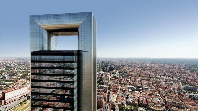 La Torre Foster, actual sede de la compañía, está ubicada en el área empresaria de Cuatro Torres y es propiedad de Pontegadea, el vehículo inversor de Amancio Ortega.