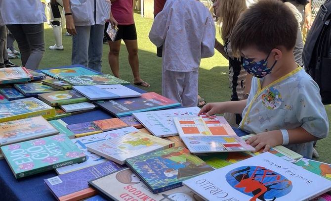 Una treintena de niños y niñas del Hospital Universitario Infantil Niño Jesús han disfrutado de una mini Feria del Libro de Madrid, este jueves, un día antes de su inauguración oficial en el parque de El Retiro.