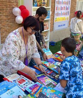 La actividad de 'El vaivén de la Feria' está organizada por la Feria del Libro de Madrid, con la colaboración de CaixaBank, en el Hospital Niño Jesús de Madrid.