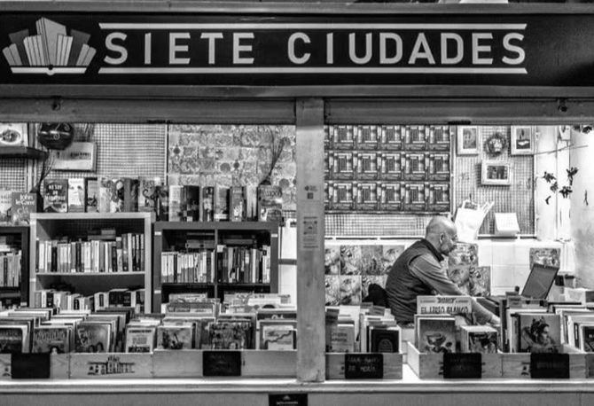 El Mercado de la Cebada del distrito de Centro celebra su propia Feria del Libro, con jornadas literarias del 6 al 8 de junio. Habrá presentaciones, firmas de libros y una mesa redonda sobre literatura, ciencia ficción, terror y novela negra. También, lecturas de poesía y la visita de autores y el equipo del podcast 'Leer Antes de Quemar'.